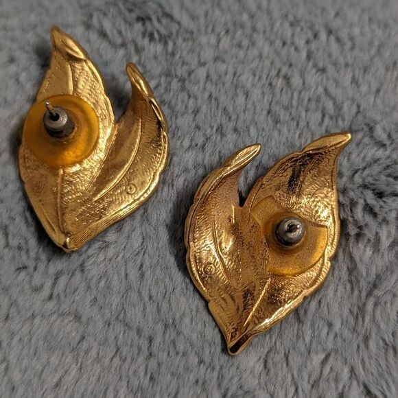 Vintage Goldtone Leaf Motif Pierced Earrings - Picture 9 of 9